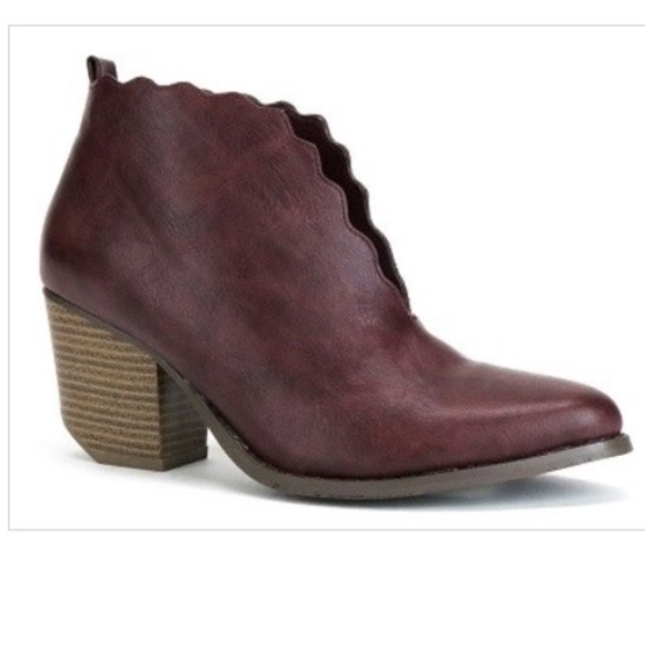 [One Left] Burgundy V-Cut ankle booties - Picture 4 of 4